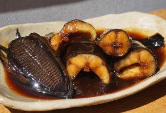 刺身や干物が美味しいので、当然ながら煮付けにしても美味しいです（小判は硬くて食べられません）。口に入れた瞬間「これは旨い！」の一言に尽きます。脂がのっておりコクのある旨さです。これは筒切り（骨ごと輪切りにする）にしたものを煮付け（醤油・ミリン・砂糖）で炊いたものですが、開いて蒲焼風にしてもＯＫ、ウナギの蒲焼にも負けずとも劣らない美味しさです。